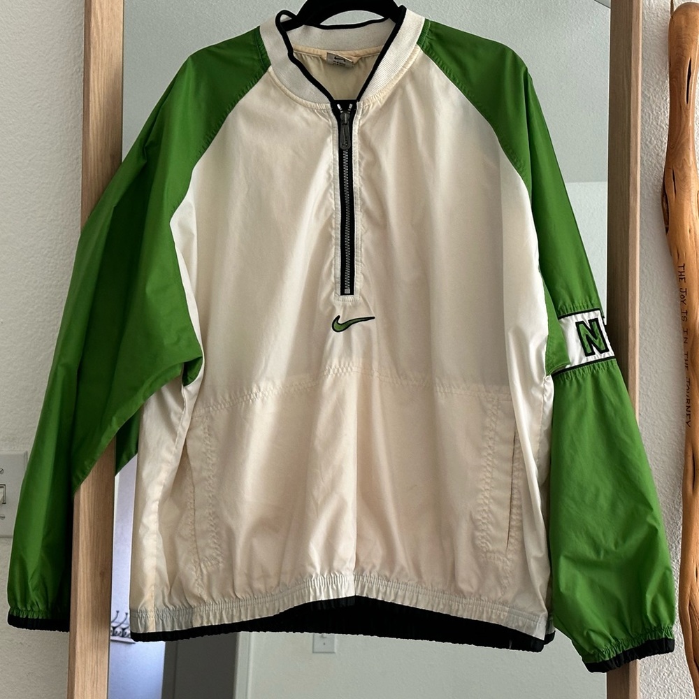 Vintage Nike windbreaker with front zip.